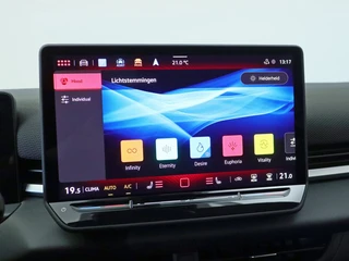 Volkswagen T-Roc 1.5 eTSI R-Line Elek. Trekhaak | Stuur-/stoelverwarming | Verlichte logo's / 46
