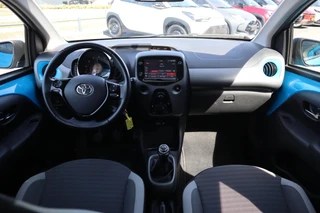 Toyota Aygo FIRST 5-DEURS LMV APPLE/ANDROID PRIVACY-GLASS LED AIRCO CAMERA BLUETOOTH DEALER-ONDERHOUDEN NL-AUTO / 16