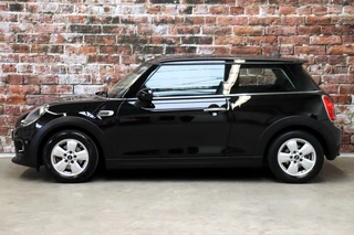 MINI Cooper Hatchback Business 3 deurs  / Navigatiesysteem / Airconditioning / Cruise Control / Bluetooth / Audio / 15 Inch / Elektrisch Pakket / 4