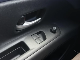 Toyota Aygo X HYBRID 115 PULSE APPLE/ANDROID KEYLESS PARK-SENSOR CAMERA CLIMA 17"LMV EL-SPIEGELS PRIVACY-GLASS / 16