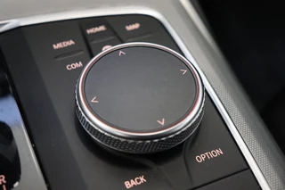 BMW 3 Serie Sedan 320i Executive Edition Automaat  / Trekhaak / Live Cockpit Professional / Cruise Control / Parkeersensoren / Neerklapbare Achterbank / Apple Carplay / Sportstuur / 22