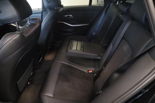 BMW 3 Serie Touring 320i M-Sport Business Edition  Climate/Cruise Navi PDC NAP! 24 Maanden garantie* (Vraag naar de voorwaarden) / 17