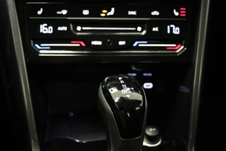Volkswagen T-Roc 1.5 TSI Style | IQ LIGHT | STOELVERWARMING | CLIMA | APP CONNECT | DAB | PDC / 40
