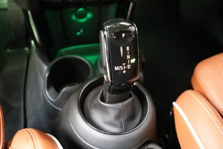 MINI Cooper S Cabrio Chili Automaat  / Navigatiesysteem / Leder / Climate Control / Harman Kardon / Parkeersensoren / LED / Sportstoelen / Windscherm / Cruise Control / 17 Inch / Lichtpakket / Bluetooth / 23