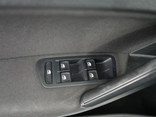 Volkswagen Golf 1.0 TSI Comfortline | Clima | Navi | Lm | Carplay / 24