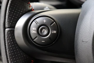 MINI Cooper S Cabrio Chili Automaat  / Navigatiesysteem / Leder / Climate Control / Harman Kardon / Parkeersensoren / LED / Sportstoelen / Windscherm / Cruise Control / 17 Inch / Lichtpakket / Bluetooth / 39