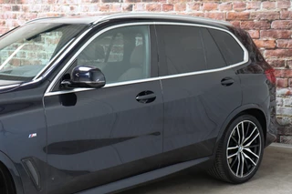 BMW X5 xDrive40i High Executive M Sport Pakket Automaat  / Live Cockpit Professional / Adaptive Air Suspension / Panoramadak Sky Lounge / Bowers & Wilkins / Active Steering / Comfortstoelen / Laserlight / Crafted Clarity / 22 Inch / Leder / M Sportremsysteem / 10