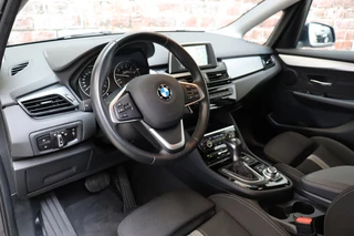 BMW 2 Series Active Tourer 218i Executive Automaat  / Trekhaak / Parkeersensoren / Stoelverwarming / Navigatie / Cruise Control / Bluetooth / Climate Control / LED / Sportstoelen / Multifunctioneel Stuurwiel / 17 Inch / 13