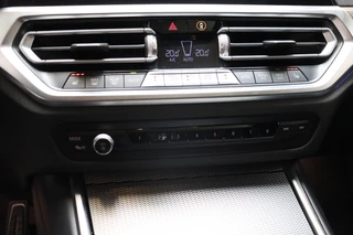 BMW 3 Serie Sedan 320i High Executive M Sport Pakket Automaat  / Live Cockpit Professional / Schuif-/kanteldak / Achteruitrijcamera / Stoelverwarming / DAB / Shadow Line / Apple CarPlay / LED / 19 Inch / Extra Getint Glas / 25