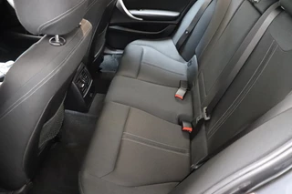 BMW 1 Series 118i Executive Sport Line Automaat 5 deurs / Navigatie Professional / LED / Trekhaak / Climate Control / 17 Inch / Bluetooth / Sportstoelen / Parkeersensoren / Lichtpakket / Cruise Control / Stoelverwarming / Neerklapbare Achterbank / 15
