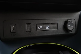 Fiat Grande Panda La Prima 44 kWh | Navigatie | Climate control | Achteruitrijcamera | Cruise control | Dakrails | Stoel- en stuurverwarming | Lichtmetalen velgen / 30