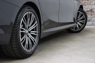 BMW 3 Serie Sedan 330i High Executive M Sport Pakket Automaat  / Live Cockpit Professional / Head-Up Display / Leder / Harman Kardon / LED / Stoelverwarming / Driving Assistant / Achteruitrijcamera / M Sportremsysteem / DAB / Ambiance Verlichting / 7