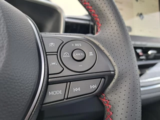 Toyota Corolla HYBRID 180 GR-SPORT PANORAMADAK HEAD-UP JBL-AUDIO 18"LM-VELGEN PARK-SENSOREN LED-PAKKET / 16