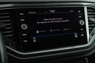 Volkswagen T-Roc 1.5 TSI 150pk DSG R-Line Sport Keyless Virtual Cockpit Navigatie / 22