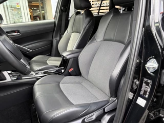 Toyota Corolla Cross 2.0 High Power Hybrid First Edition 1E-EIGENAAR NL-AUTO PARK-SENSOREN BLIND-SPOT STOELVERW APPLE/ANDROID DRAADLOOS-LADEN CAMERA ELEK-KLEP LM-VELGEN AD-CRUISE KEYLESS / 17