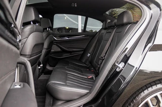 BMW 5-serie M550d xDrive High Executive | 2e eigenaar | Driving Assistant Plus | Innovation pakket | Stoelverwarming & -ventilatie | Stuurverwarming | Harman-kardon | 360 camera / 19