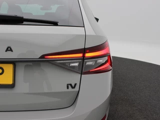 Škoda Superb Combi 1.4 TSI iV Sportline Business | Trekhaak | Camera | Stoel/Stuur Verwarming | Carplay | Navigatie | Climatronic | 19 Inch | 39.084 Km !! / 18