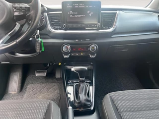 Kia Stonic 1.0i Turbo DynamicLine Automaat |  Two-tone lak | Apple Carplay / Android Auto | Airco |  Elektrische ramen | Camera | Parkeersensoren | Lichtmetalen velgen | / 15