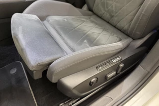 Volkswagen Golf 1.4 eHybrid Style 204pk | DSG | Trekhaak | Navigatie | Comfortstoel | Apple Carplay/Android Auto | Adapt. Cruise control | Climate control | LED koplampen / 19
