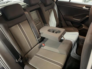 Volkswagen T-Roc 1.0 TSI Style Carplay Cruise Trekhaak NAP / 34