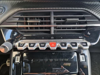Peugeot 208 1.2 Hybrid 145 e-DCS6 GT | Massagestoel | Alcantara | Achteruitrijcamera | Apple Carplay/Android Auto | Stoelverwarming / 24