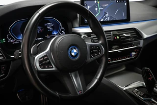 BMW 5-serie Touring 530e xDrive M-Sport | LEDER | STOELVERWARMING | TREKHAAK | 19" / 36