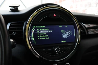 MINI Cooper Hatchback Chili Business 3 deurs  / Navigatiesysteem Professional / Panoramadak / LED / Climate Control / Parkeersensoren / Sportstoelen / Cruise Control / Bluetooth / 17 Inch / Chrome Line / Lichtpakket / Extra Getint Glas / 24