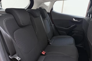 Ford Fiesta 1.0 EcoBoost Titanium | Trekhaak | Navigatie | Camera | Parkeersensoren voor en achter | Climate control | Lichtmetalen velgen / 18