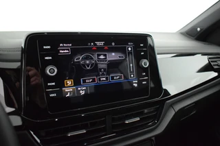 Volkswagen T-Roc 1.5 TSI 150pk DSG R-Line Business+ Black Style Trekhaak Camera IQ.Light Panoramadak Virtual Cockpit Navigatie / 33