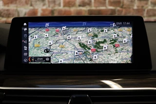 BMW 5 Serie Touring 540i xDrive High Executive Automaat  / Harman Kardon / Adaptief Onderstel / Driving Assistant / Achteruitrijcamera / Navigatie Professional / Cruise Control / Sportstoelen / Parking Assistant / Zonnescherm / Climate Control / 18 Inch / Stoelverwarming voor+achter / 19