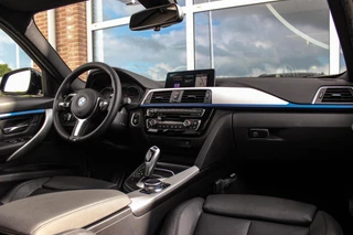 BMW 3-serie Touring 320i M Sport Edition | 2e eigenaar | NL auto | Camera | HiFi audio | Stoelverwarming | DAB | Head-up | Cruise control | LED | Park Assistant | PDC | Navigatie / 12