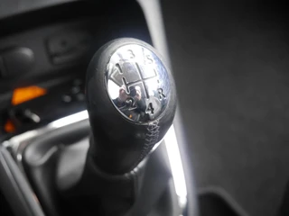 Renault Captur 0.9 TCe Xmod | Lederen bekleding | Stoelverwarming | Trekhaak | Keyless entry en start | Climate control | Navigatie | Extra getint glas | Regensensor / 31