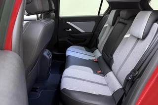 Opel Astra 1.2 Business Elegance 130pk | Navigatie | Climate Control | Stoel-Stuur-Voorruitverwarming | LED Verlichting | Camera | AGR Comfortstoel | Apple Carplay - Android Auto / 17