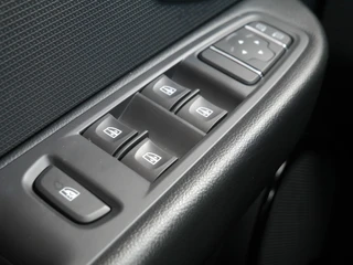 Renault Clio Estate 0.9 TCe Limited 90pk | Navigatie | Trekhaak | Airco | Cruise Control | Parkeerhulp achter | Extra getint glas | Lichtmetalen velgen / 19