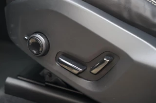 Volvo XC60 T6 Recharge AWD R-Design | Stoelverwarming | Parkeercamera | Panoramadak | Memorystoel | Keyless / 33