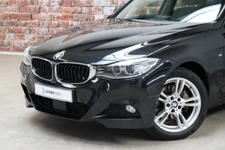BMW 3 Serie Gran Turismo 335i xDrive High Executive M Sport Pakket Automaat  / Navigatiesysteem Professional / Panoramadak / Trekhaak / Leder / Innovatiepakket / 18 Inch / Shadow Line / Active Cruise Control met Stop en Go-functie / Stoelverwarming / Climate Control / Xenon / Extra Getint Glas / 2