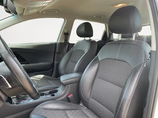 Kia Niro 1.6 GDi PHEV DynamicLine | Climate control | Adaptive cruise control | Stoel + stuur verwarming / 10