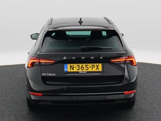 Skoda Octavia Combi 1.5 TSi 150 Pk First Edition | Stoelverwarming | Camera | Cruise Control | Navigatie | CarPlay | Matrix LED | 17 Inch | 60.639 Km !! / 6