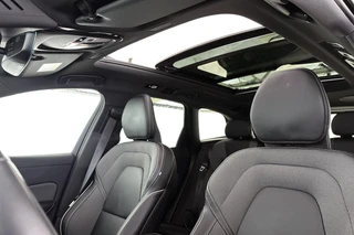 Volvo XC60 2.0 T6 Plug-in hybrid AWD R-Design Pano Trekhaak Harman Kardon Stoelverwarming 21" / 9