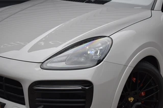 Porsche Cayenne Coupé 3.0 E-Hybrid Platinum Edition *Krijt* | Sportuitlaat | Panorama | ACC | Trekhaak | Ventilatie | Achterasbesturing | Bose | Head-Up | 22'' Wielen | / 42