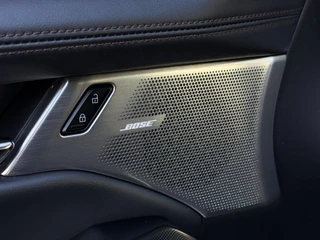 Mazda 3 2.0 e-SkyActiv-G M Hybrid 122 Comfort met Bose | Apple Carplay / Android Auto | Navigatiesysteem | Licht + Regensensor | Elektrisch Verstelbare Bestuurderstoel  | Stoel + Stuurverwarming | Parkeersensoren Voor + Achter | Camera Achter | 18"Lichtmetalen velgen | Lederen Bekleding | Cruise Control Adaptief / 17
