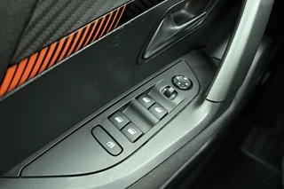 Peugeot 2008 1.2 PureTech Active Pack 100 PK | Handgeschakeld | Trekhaak | Navigatie | Climate Control | Bluetooth | Cruise Control | Licht Metalen Velgen | Stuurwielbediening | 1e eigenaar / 19
