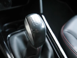 Peugeot 2008 1.2 PureTech GT-line | 110PK | Trekhaak | Achteruitrijcamera | 17 inch lichtmetalen velgen | Apple carplay/Andriod auto | Dakrails | Climate control | Cruise control / 28