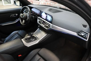 BMW 3 Serie Sedan 330i Executive M Sport Pakket Automaat  / Live Cockpit Professional / Schuif-/kanteldak / Sportstoelen / Achteruitrijcamera / Active Cruise Control met Stop en Go-functie / 19 Inch / Hifi / M Sportremsysteem / Leder / Shadow Line / Neerklapbare Achterbank / Extra Getint Glas / 17