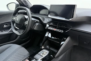 Peugeot 2008 1.2 Hybrid 145 Allure Navigation Pack l Vision Pack l DAB l LED l Bluetooth l Wireless Apple Carplay & Android Auto l 360 Camera l Adaptive Cruise Control l Climate Control l Lichtmetalen Velgen / 16