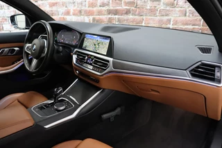BMW 3 Serie Touring 320i High Executive M Sport Pakket Automaat  / Live Cockpit Professional / Cruise Control / Stoelverwarming / Active Guard Plus / Hifi / LED / Climate Control / Leder / 19 Inch / DAB / 18