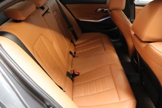 BMW 3 Serie Sedan 318i High Executive Luxury Line Automaat  / Live Cockpit Professional / Trekhaak / Stoelverwarming voor+achter / Achteruitrijcamera / Harman Kardon / Stuurverwarming / LED / Ambiance Verlichting / DAB / Sportstoelen / 17