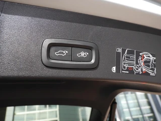 Volvo XC40 1.5 T3 Momentum Business | Zwart dak | Navigatie | Adaptieve Cruise control | Camera | Elektrische achterklep | Elektrisch verstelbare stoelen met geheugen / 27