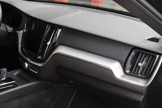 Volvo XC60 T8 Recharge AWD Momentum | Leder | Panoramadak | Parkeercamera | Keyless / 17