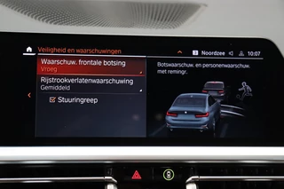 BMW 3 Serie Sedan 318i High Executive Luxury Line Automaat  / Live Cockpit Professional / Trekhaak / Stoelverwarming voor+achter / Achteruitrijcamera / Harman Kardon / Stuurverwarming / LED / Ambiance Verlichting / DAB / Sportstoelen / 25